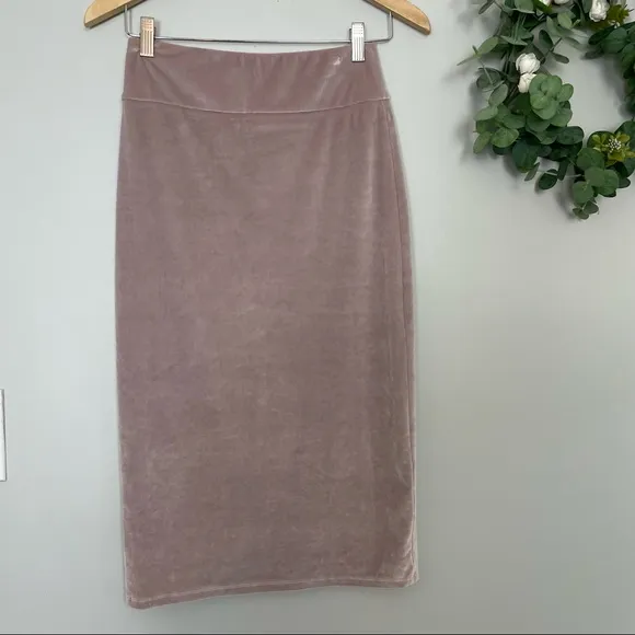Aritzia Wilfred Free Pink Velour Bela Skirt Set