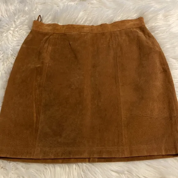 CLEAN LINES LEATHER MINI SKIRT LENGTH 16” WAIST 28/29” COLOR TAN ZIPPER BACK