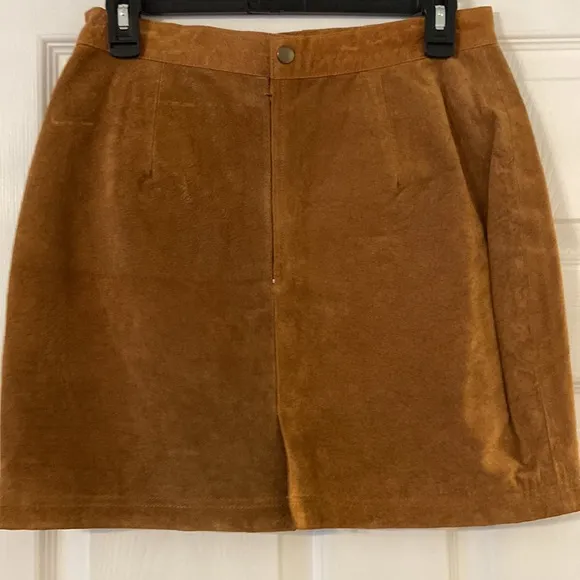 CLEAN LINES LEATHER MINI SKIRT LENGTH 16” WAIST 28/29” COLOR TAN ZIPPER BACK