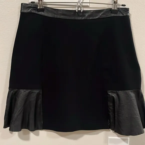 CLUB MONACO Black Lambs Leather Trim/Panel Mini Skirt, Size 4