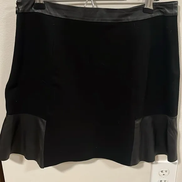 CLUB MONACO Black Lambs Leather Trim/Panel Mini Skirt, Size 4