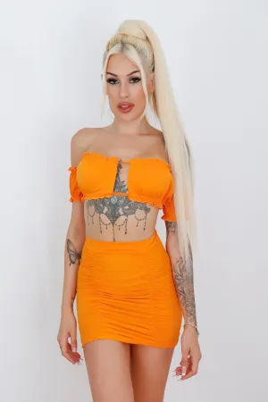 Crop top abierto & Mini Falda fruncida color naranja