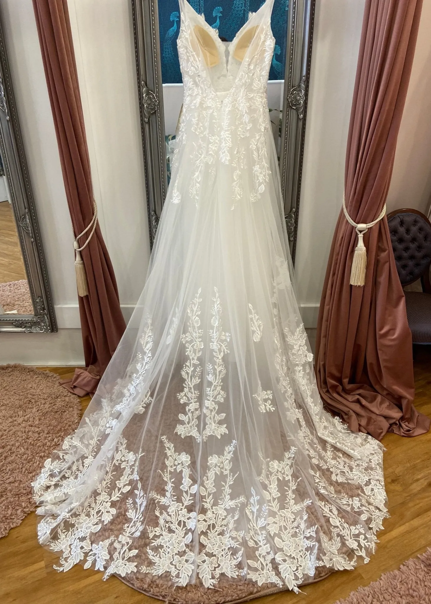 Laura ivory tulle and lace applique wedding dress size Express NZ wide