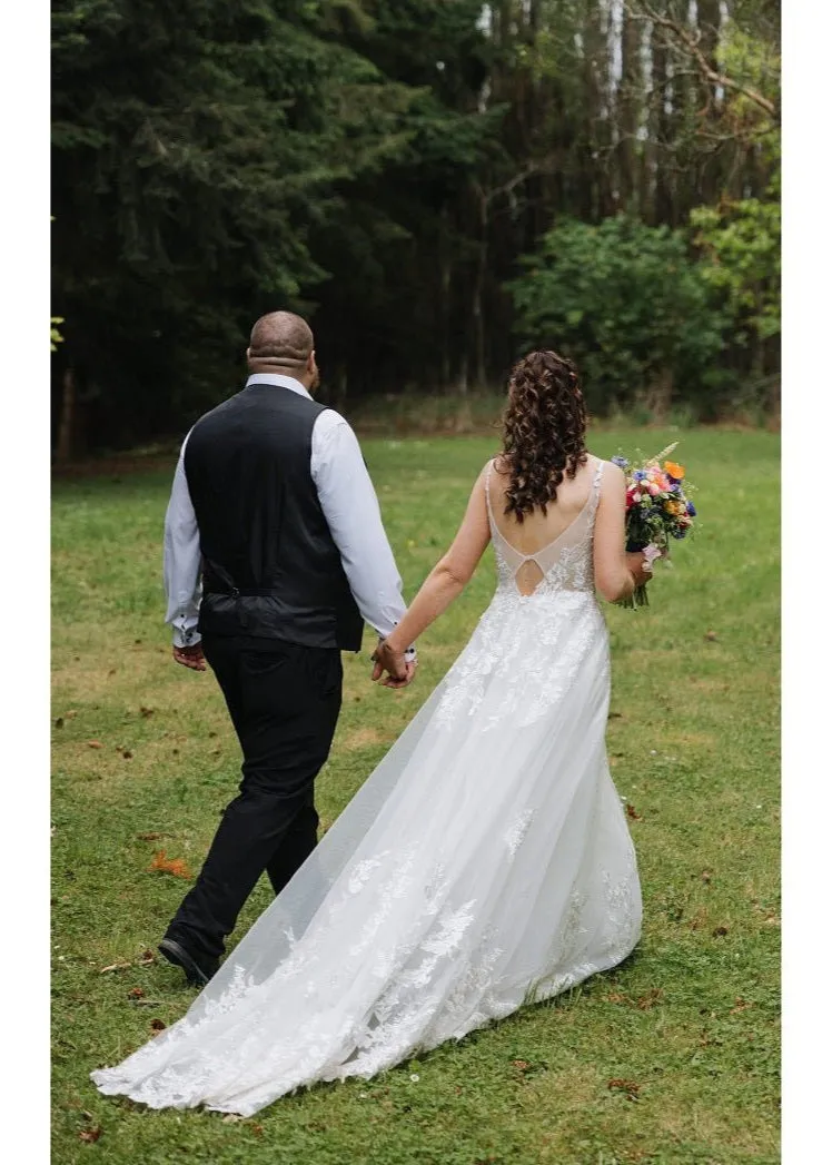 Laura ivory tulle and lace applique wedding dress size Express NZ wide