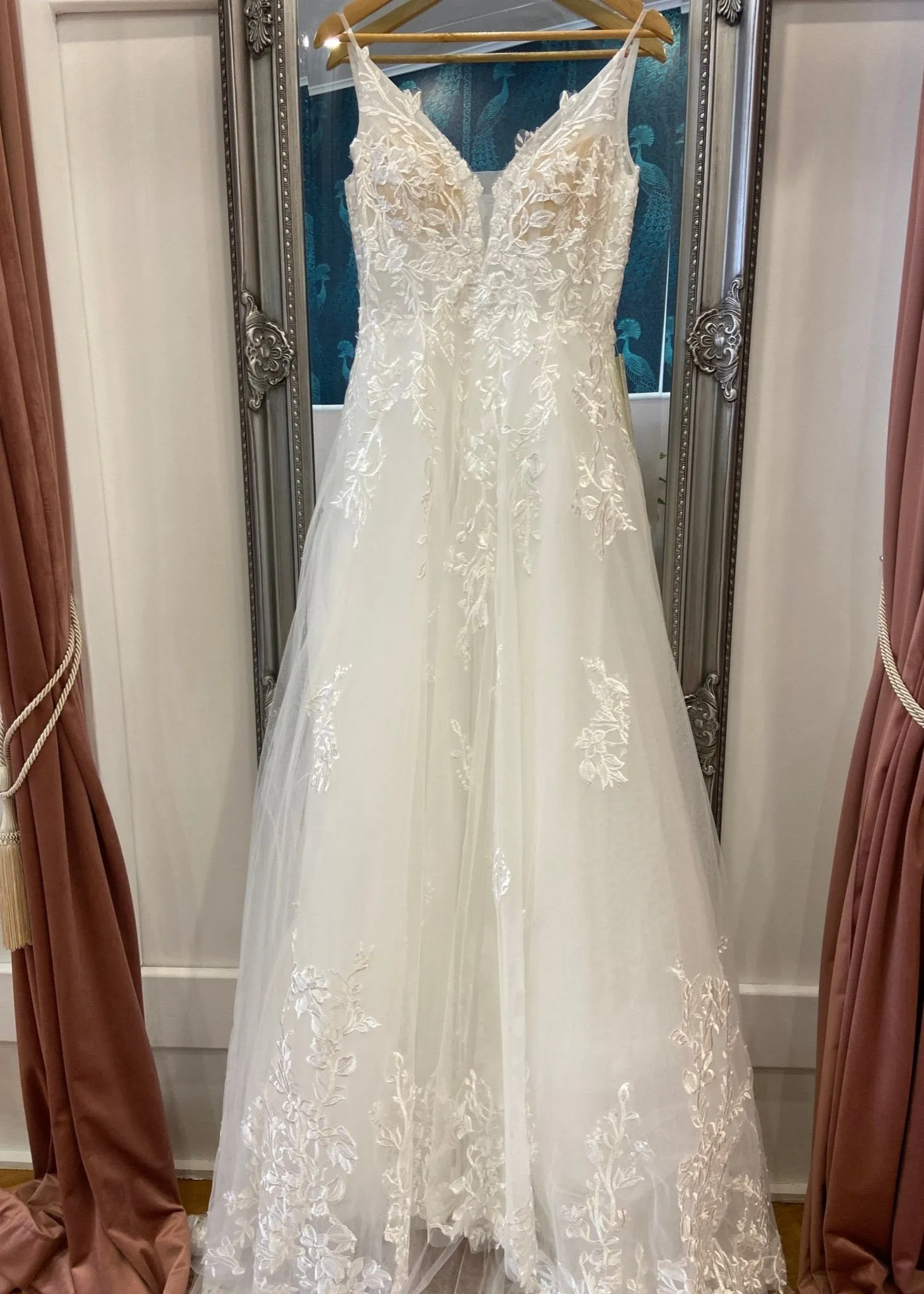 Laura ivory tulle and lace applique wedding dress size Express NZ wide