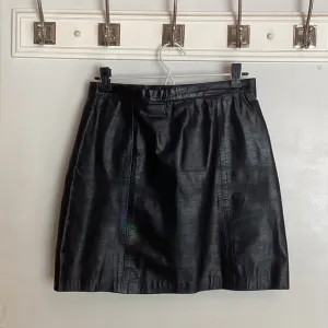 RINZI VINTAGE BLACK LEATHER MINI SKIRT Sz 7/8 PERFECT SHAPE