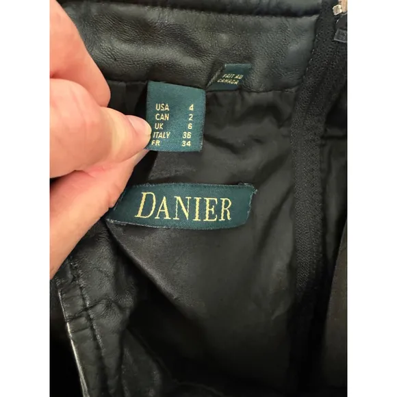 Women's Danier Leather Skirt Size 4 Black
